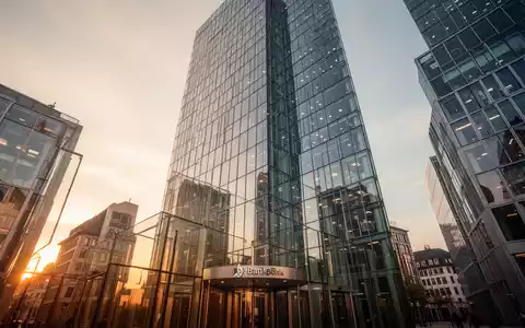 Moderne Glasfassade eines Bankhochhauses im Frankfurter Bankenviertel bei Sonnenuntergang. - Foto: über boerse-global.de