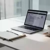 Ein moderner, aufgeräumter Schreibtisch mit einem Laptop und Notizbuch in einer professionellen Büroumgebung. - Foto: über boerse-global.de