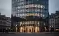Modernes Bürogebäude in einer europäischen Stadt bei Dämmerung als Symbol für institutionelle und politische Prozesse. - Foto: über boerse-global.de