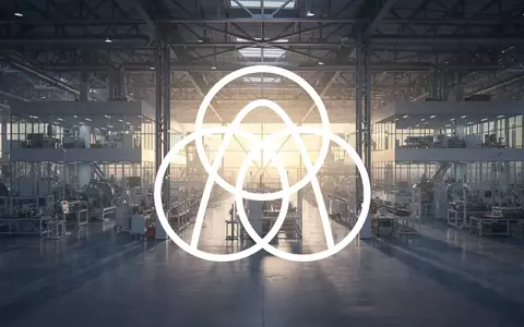 Abstrakte Darstellung einer modernen Industrieanlage bei Sonnenaufgang, symbolisierend industrielle Transformation. - Foto: über boerse-global.de