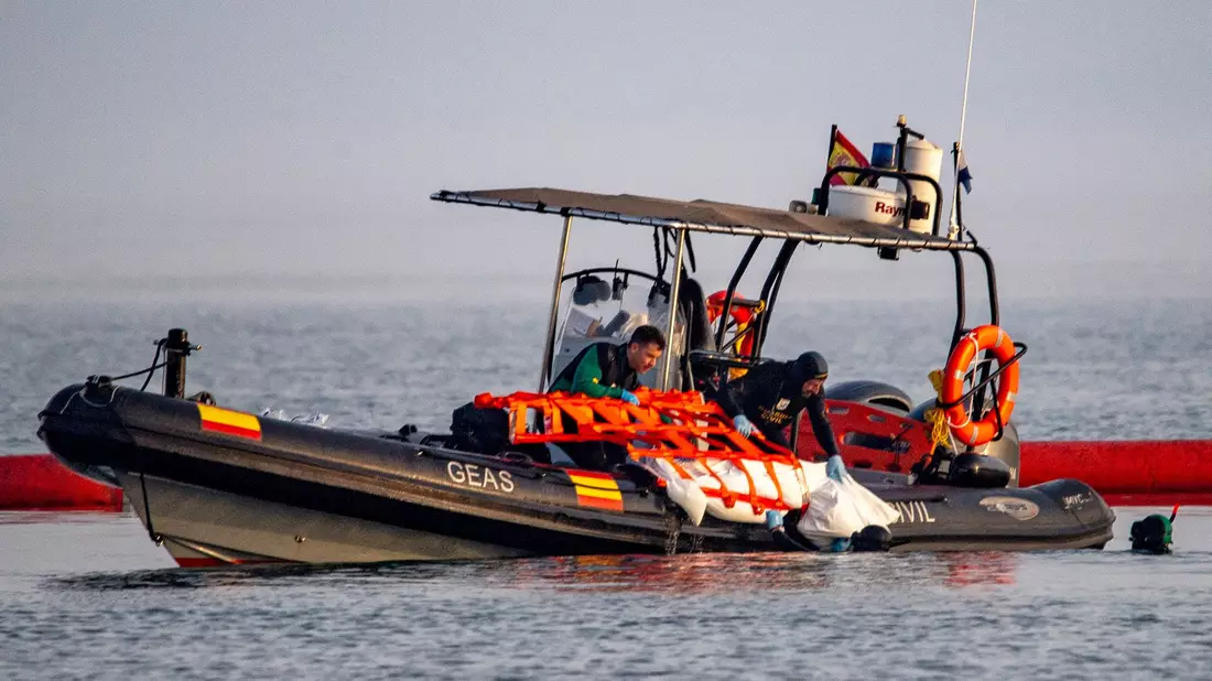 Bisher wurden 67 Menschen tot aus dem Wasser geborgen.  - Bild: Antonio Sempere/AP/dpa