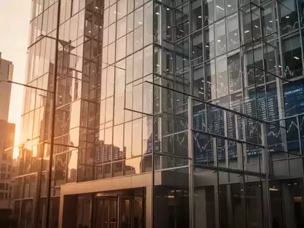 Moderne Glasfassade eines Börsengebäudes bei Sonnenuntergang als Symbol für Transparenz und Finanzmärkte. - Foto: über boerse-global.de