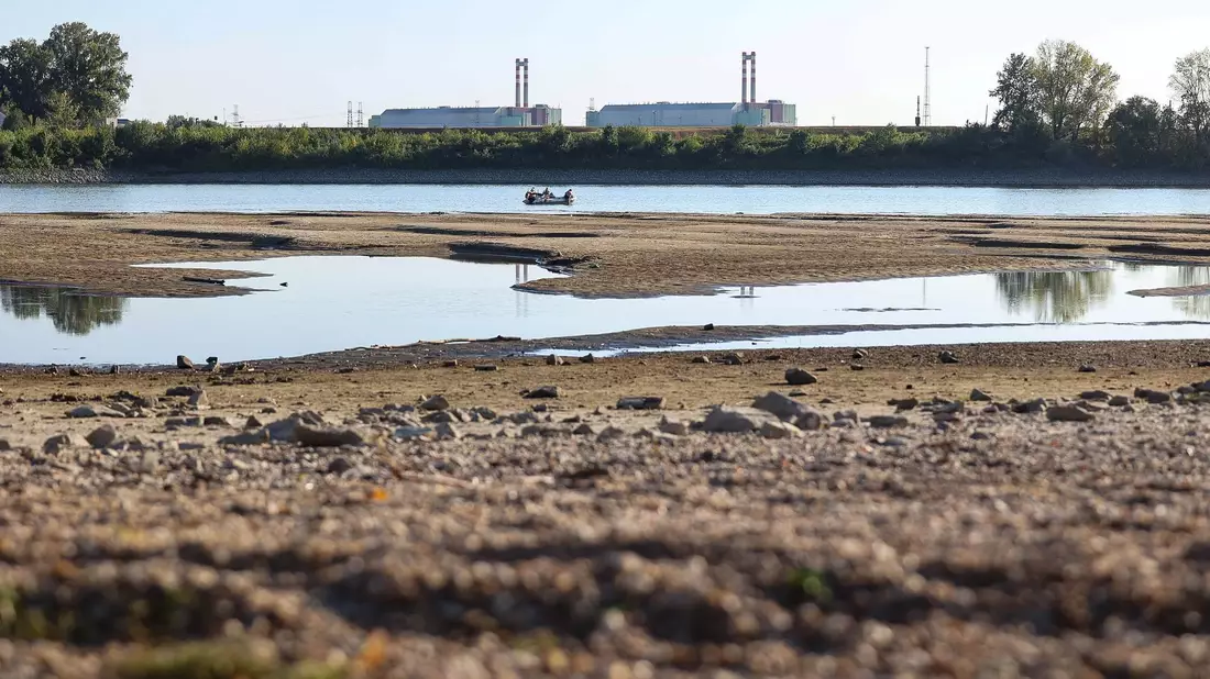 Das Kernkraftwerk MVM Paks, das aufgrund extrem niedriger Wasserstände an der Donau komplett abgeschaltet werden musste. - Bild: Daniel Kiss/MTI/AP/dpa
