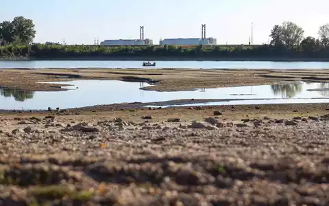 Das Kernkraftwerk MVM Paks, das aufgrund extrem niedriger Wasserstände an der Donau komplett abgeschaltet werden musste. - Foto: Daniel Kiss/MTI/AP/dpa