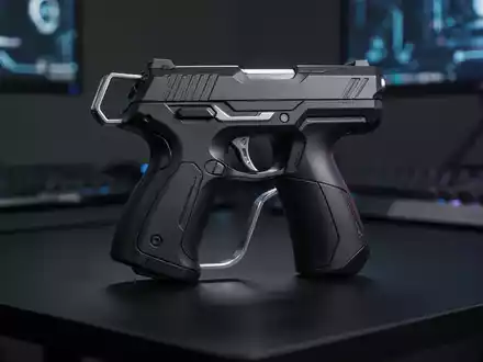 Eine ergonomische, pistolenförmige Vertikalmaus auf einem Schreibtisch mit professioneller Beleuchtung. - Foto: über boerse-global.de