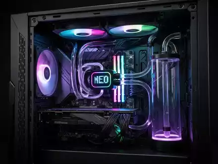 Innenraum eines leistungsstarken Gaming-PCs mit Flüssigkeitskühlung und sauberem Kabelmanagement. - Foto: über boerse-global.de
