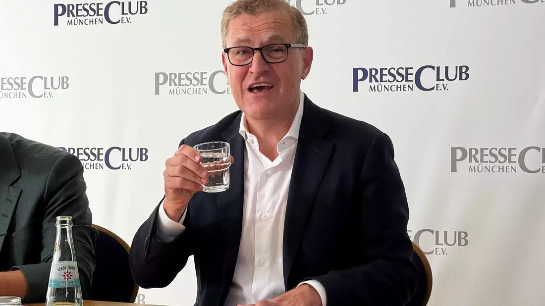 Bayern-Boss Jan-Christian Dreesen erklärt, warum der Asien-Trip wichtig ist. (Archivbild) - Bild: Christian Kunz/dpa