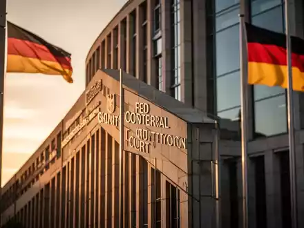Das Bundesverfassungsgericht in Karlsruhe bei Sonnenuntergang als Symbol für die juristische Auseinandersetzung. - Foto: über boerse-global.de