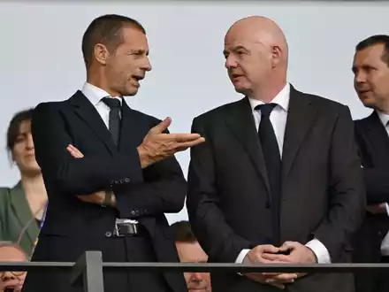 Aleksander Ceferin (l) führt Europas Protest gegen Gianni Infantino an. (Archivbild) - Foto: Robert Michael/dpa