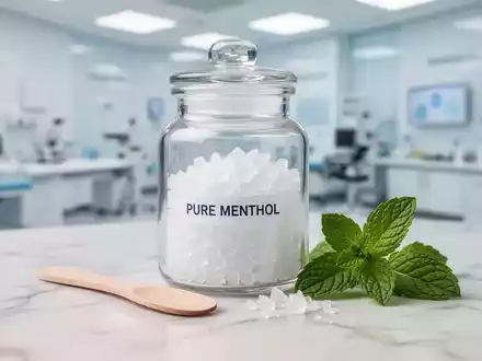 Mentholkristalle und frische Minzblätter auf einem Marmortisch in einer medizinischen Umgebung. - Foto: über boerse-global.de