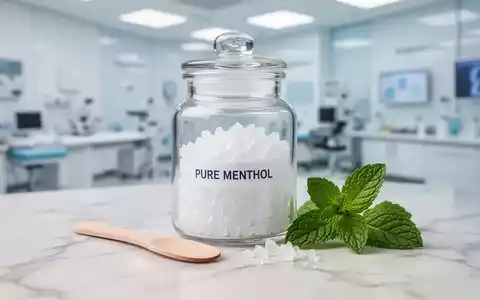 Mentholkristalle und frische MinzblĂ€tter auf einem Marmortisch in einer medizinischen Umgebung. - Foto: ĂŒber boerse-global.de