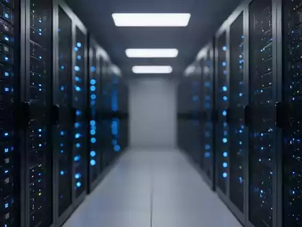 Moderne Serveranlage mit blau leuchtenden Kontrollleuchten in einem Rechenzentrum. - Foto: über boerse-global.de