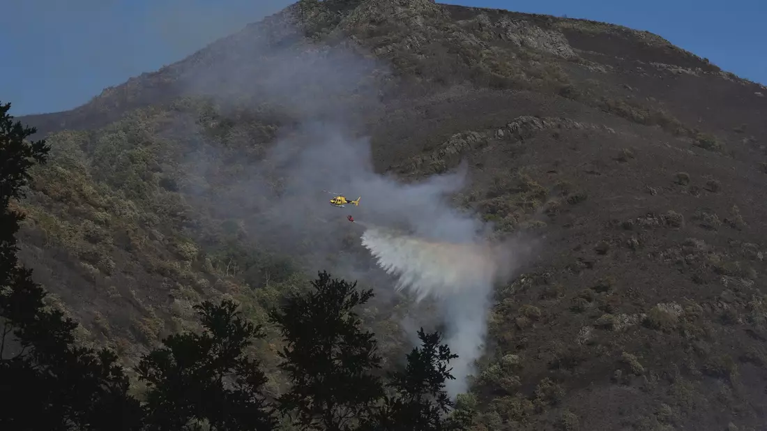Mehr als 40 meist kleinere Waldbrände halten die Feuerwehren in Spanien weiter auf Trab.  - Bild: Sven Kaeuler/dpa