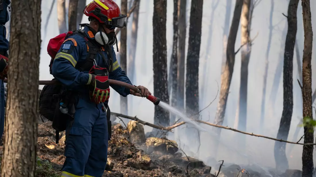 Hunderte Einsatzkräfte, darunter auch Feuerwehrleute aus Rumänien und Frankreich, kämpfen in der Nähe von Athen gegen einen Großbrand.  - Bild: Michael Varaklas/AP/dpa