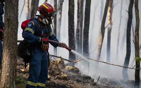 Hunderte Einsatzkräfte, darunter auch Feuerwehrleute aus Rumänien und Frankreich, kämpfen in der Nähe von Athen gegen einen Großbrand.  - Foto: Michael Varaklas/AP/dpa