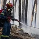 Hunderte Einsatzkräfte, darunter auch Feuerwehrleute aus Rumänien und Frankreich, kämpfen in der Nähe von Athen gegen einen Großbrand.  - Bild: Michael Varaklas/AP/dpa