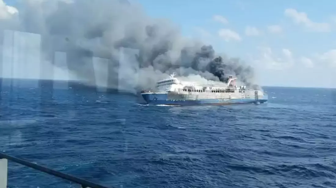 Plötzlich gerät ein Schiff auf See in Indonesien in Brand. Für einige der mehr als 270 Menschen an Bord kommt jede Hilfe zu spät. - Bild: -/BASARNAS/AP/dpa