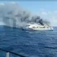 Plötzlich gerät ein Schiff auf See in Indonesien in Brand. Für einige der mehr als 270 Menschen an Bord kommt jede Hilfe zu spät. - Foto: -/BASARNAS/AP/dpa