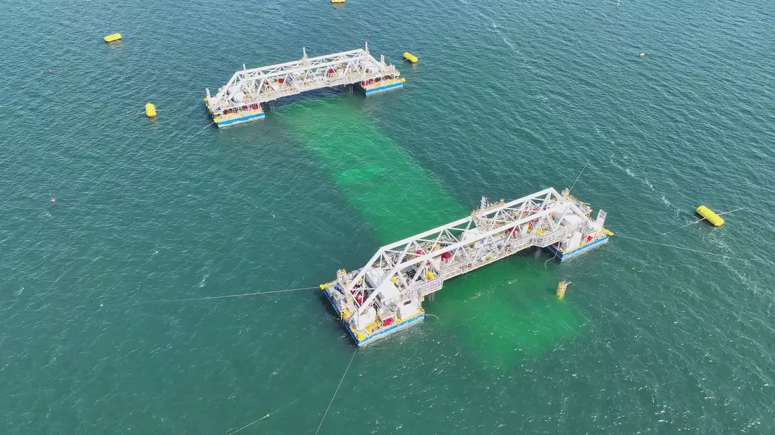 Die Tunnelelemente sind jeweils etwa 73.500 Tonnen schwer. Sie werden auf der dänischen Insel Lolland hergestellt. Jedes von ihnen ist in etwa so groß wie ein Frachtschiff. - Bild: -/Femern A/S/dpa