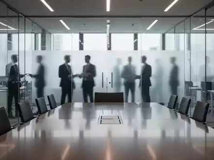 Modernes Bürointerieur in Berlin mit verschwommenen Silhouetten von Geschäftsleuten im Hintergrund. - Foto: über boerse-global.de