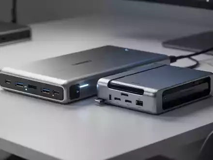 Nahaufnahme einer Hochleistungs-USB-C-Dockingstation und SSD-Gehäuse auf einem modernen Schreibtisch. - Foto: über boerse-global.de
