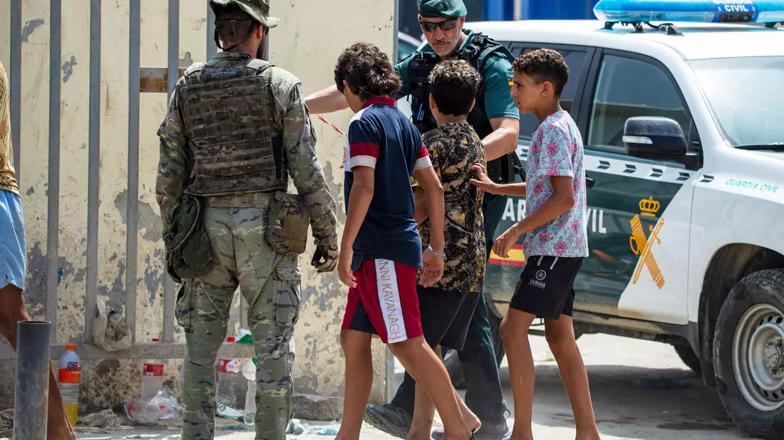Polizei, Guardia Civil und Militär bleiben in Ceuta mit einem Großaufgebot im Einsatz. - Bild: Antonio Sempere/AP/dpa