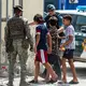 Polizei, Guardia Civil und Militär bleiben in Ceuta mit einem Großaufgebot im Einsatz. - Bild: Antonio Sempere/AP/dpa