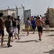 Spanien verstärkt die Sicherung der Seegrenze mit einer schwimmenden Barriere. - Bild: Bernat Armangue/AP/dpa