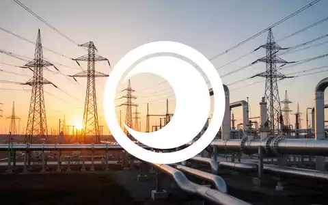 Moderne industrielle Energieinfrastruktur mit Hochspannungsleitungen und Gaspipelines bei Sonnenuntergang. - Foto: über boerse-global.de