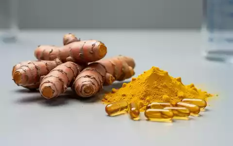 Kurkumawurzeln, gelbes Curcumin-Pulver und Berberin-Kapseln auf einer sterilen Laboroberfläche. - Foto: über boerse-global.de