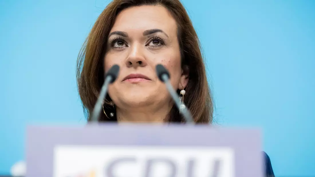 Die neue CDU-Generalsekretärin bezieht Position. - Bild: Christoph Soeder/dpa