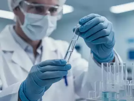 Wissenschaftler in einem modernen Labor bei der Analyse einer Blutprobe zur Untersuchung von Entzündungsmarkern. - Foto: über boerse-global.de