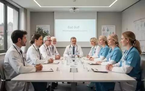 Diverse Gruppe von medizinischem Fachpersonal bei einer interdisziplinären Fachdiskussion in einem modernen Tagungsraum. - Foto: über boerse-global.de