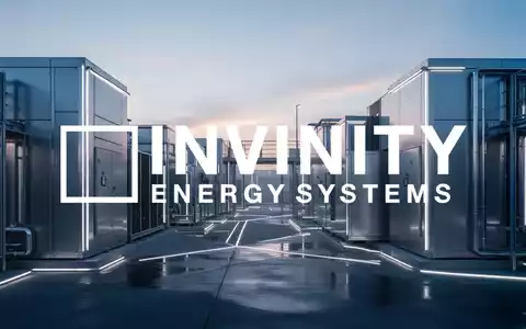 Abstrakte Darstellung moderner Energiespeichertechnologie in einer professionellen Industrieumgebung bei Dämmerung. - Foto: über boerse-global.de