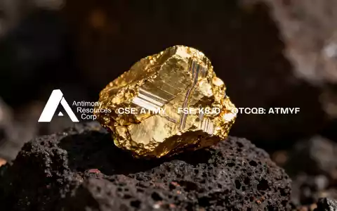 Nahaufnahme von goldhaltigem Gestein in einer professionellen, stimmungsvollen Beleuchtung. - Foto: über boerse-global.de