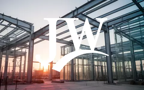 Moderne Baustelle bei Sonnenaufgang, die Wachstum und industrielle Entwicklung symbolisiert. - Foto: über boerse-global.de