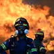Ein Feuerwehrmann steht vor den lodernden Flammen nordwestlich von Athen. - Bild: Michael Varaklas/AP/dpa