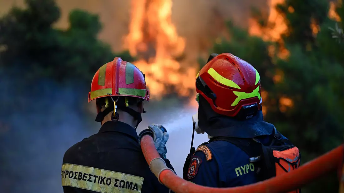 Einsatzkräfte kämpfen nordwestlich von Athen gegen die Flammen.  - Bild: Michael Varaklas/AP/dpa