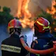 Einsatzkräfte kämpfen nordwestlich von Athen gegen die Flammen.  - Bild: Michael Varaklas/AP/dpa