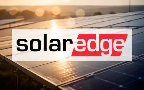 Moderne Photovoltaikanlagen in einem Solarpark bei Sonnenuntergang - Foto: über boerse-global.de