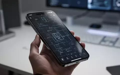 Nahaufnahme eines modernen Smartphones in der Hand, mit sauberer und anpassbarer digitaler Oberfläche. - Foto: über boerse-global.de
