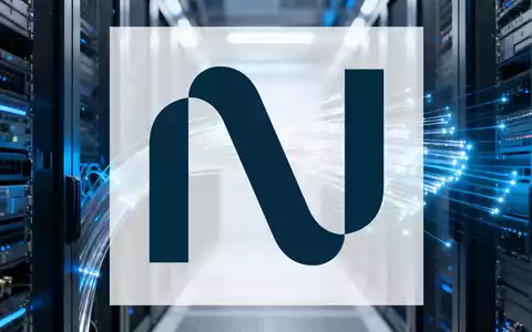 Abstrakte Darstellung eines modernen Rechenzentrums mit blauer Beleuchtung als Symbol für schnelles Cloud-Wachstum. - Foto: über boerse-global.de