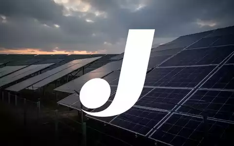 Moderne Solaranlage unter einem bewölkten, stimmungsvollen Himmel, die wirtschaftliche Herausforderungen symbolisiert. - Foto: über boerse-global.de