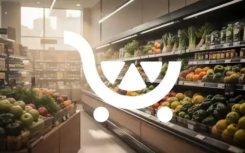 Moderne, aufgerĂ€umte Supermarkt-GĂ€nge mit weichem Licht und frischen Lebensmitteln in einer professionellen AtmosphĂ€re. - Foto: ĂŒber boerse-global.de
