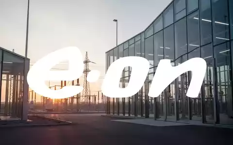Moderne Infrastruktur eines Energieunternehmens bei Sonnenaufgang, symbolisch für den Energiesektor. - Foto: über boerse-global.de