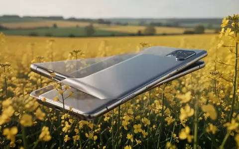 Ein modernes Smartphone liegt in einem goldenen Rapsfeld, nachdem es einen Sturz aus großer Höhe überlebt hat. - Foto: über boerse-global.de