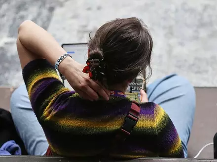 Frau mit Laptop (Archiv) - Foto: via dts Nachrichtenagentur