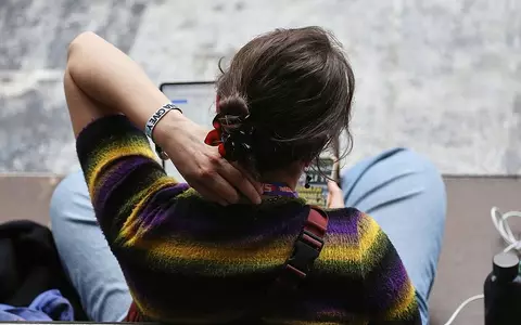 Frau mit Laptop (Archiv) - Foto: via dts Nachrichtenagentur