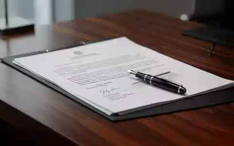 Ein minimalistischer Schreibtisch mit juristischen Unterlagen und einem Füllfederhalter als Symbol für steuerrechtliche Beratung. - Foto: über boerse-global.de