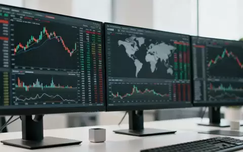 Moderne Finanz-Monitore mit Börsencharts und globalen Marktdaten in einem professionellen Büro - Foto: über boerse-global.de
